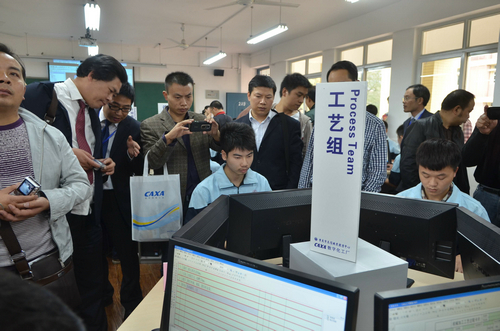 与会嘉宾观摩重庆立信CAXA数字化实训工厂