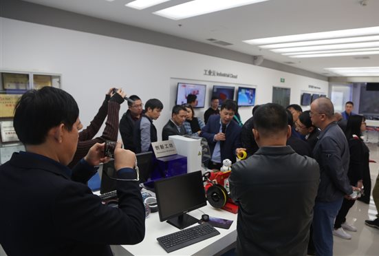 清华商界领袖研修班到数码大方参观学习