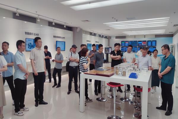 山东聊城工信局调研数码大方